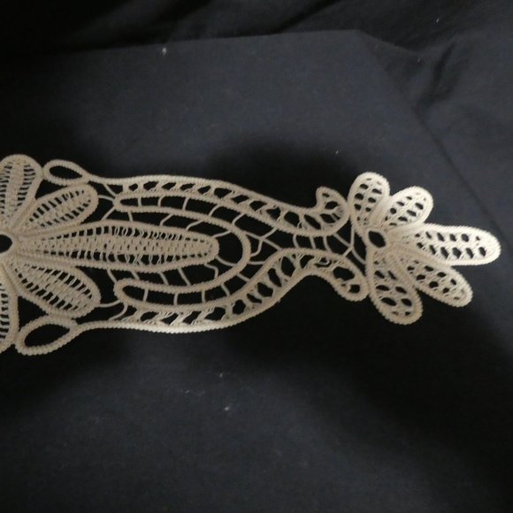 Floral crochet lace doily - Picture 4 of 6